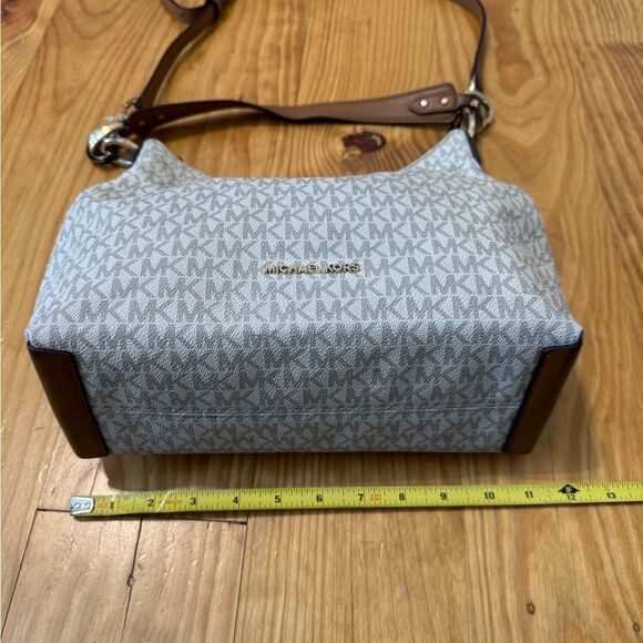 Michael Kors Isabella Convertible Shoulder Bag Purse Over The Shoulder Cream - Picture 4 of 14